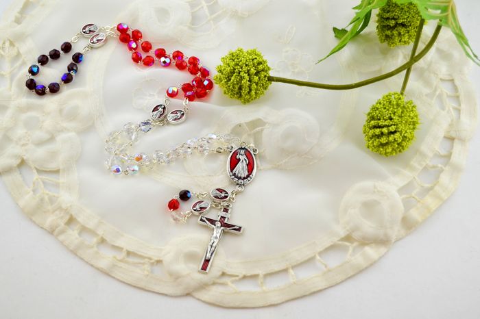  Rosary with Tri-Color Red Beads and Divine  Mercy Jesus / Pray for us- 18"    (Minimun quanity to purchase is 1) 